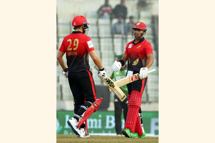 Cumilla Warriors' captain Dawid Malan and Soumya Sarkar discussing during the BBPL match against Sylhet Thunder at Sher-e-Bangla National Cricket Stadium in the city on Tuesday — BCB