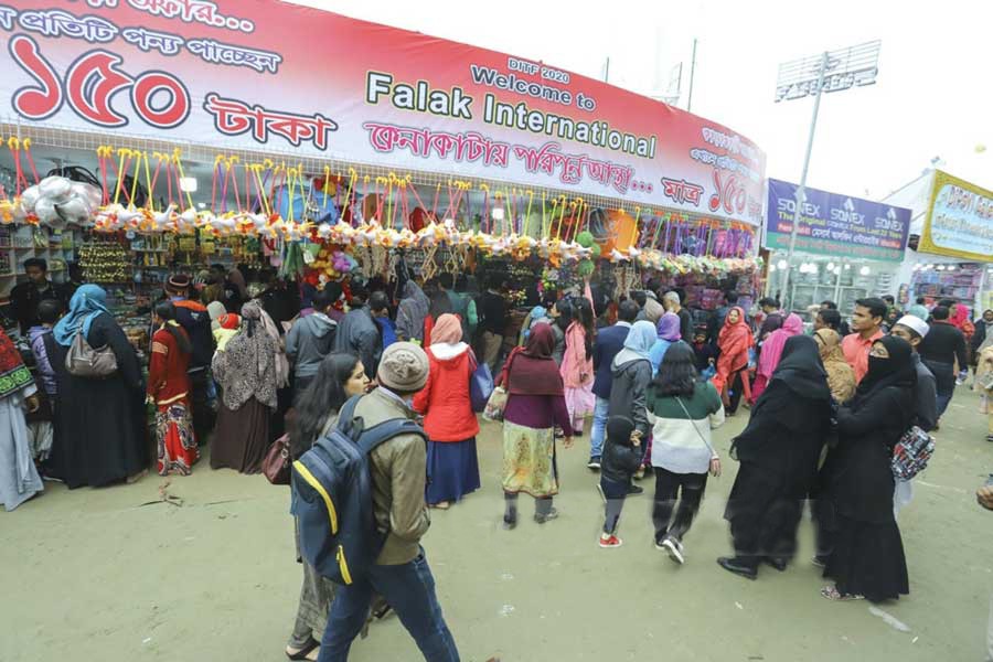 Visitors crowd a stall at the Dhaka International Trade Fair on January 11, 2020. —Photo: bdnews24.com