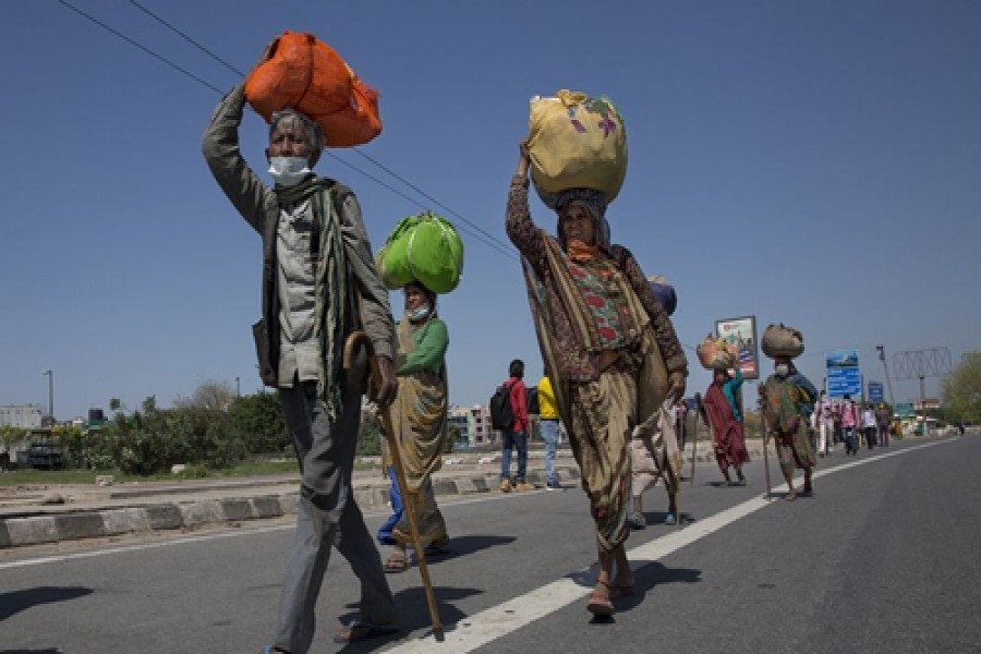 Migrant labourers walk to their villages during the lockdown in New Delhi, India, on March 29. Photo: Xinhua