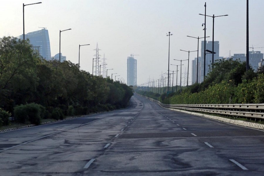 A deserted view of Yamuna Expressway that connects Delhi with Agra during a 21-day nationwide lockdown to slow the spreading of coronavirus disease (COVID-19) in Agra, India, April 07, 2020. — Reuters/Files
