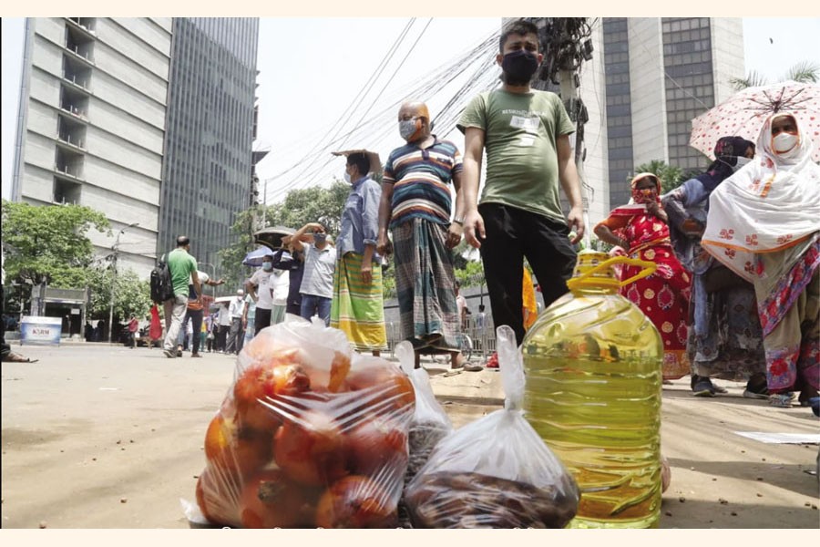 People are in queue to purchase essentials from a TCB-run truck in Dhaka on Wednesday amidst lockdown — Collected Photo