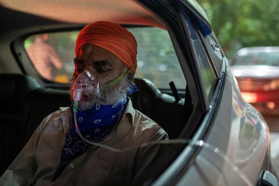 A man with a breathing problem receives oxygen support for free inside his car at a Gurudwara (Sikh temple), amidst the spread of coronavirus disease (Covid-19), in Ghaziabad, India on April 24, 2021 — Reuters photo