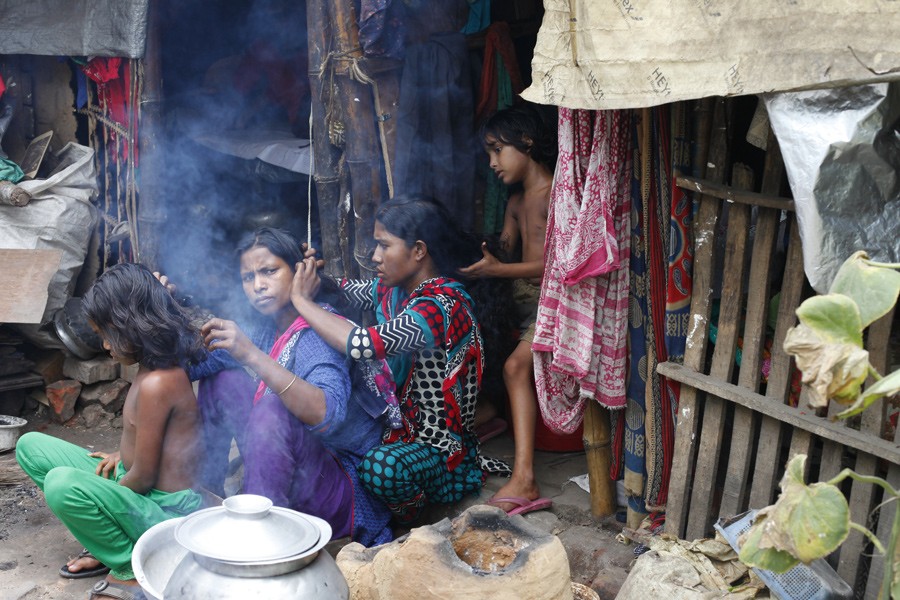 Benefit of high GDP growth yet to reach thousands of poor people —FE Photo