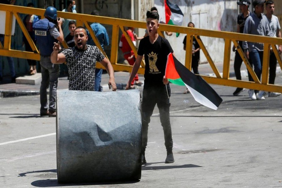 Palestinians came out to protest in the occupied West. (Photo: REUTERS) Bank