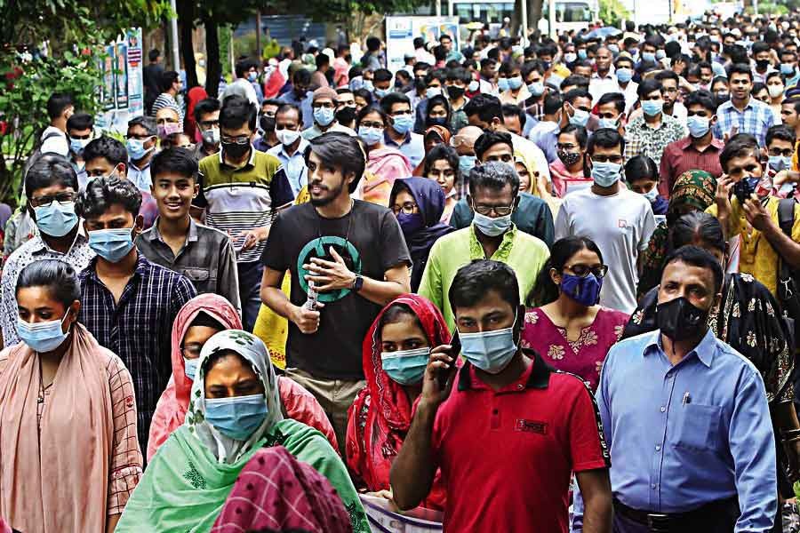Students along with their guardians streaming out of Curzon Hall on the Dhaka University campus after their admission test on Friday, ignoring social distancing norms during these pandemic times — FE photo by KAZ Sumon