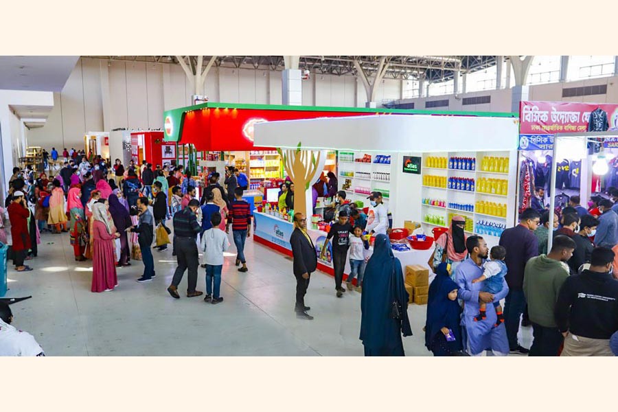 Visitors crowd the Dhaka International Trade Fair in Purbachal on Friday, Jan 7, 2022 —bdnews24.com Photo