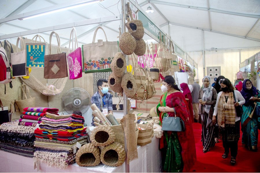 People visit Bangladesh's National Small and Medium Enterprise (SME) Fair in Dhaka on December 5, 2021. —Xinhua Photo