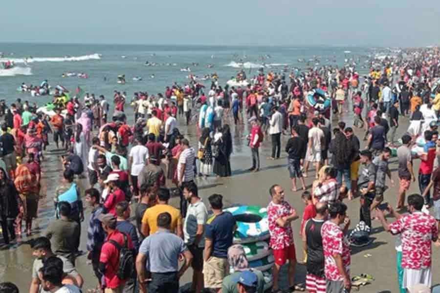 People flocked to the Cox's Bazar sea beach —bdnews24.com Photo