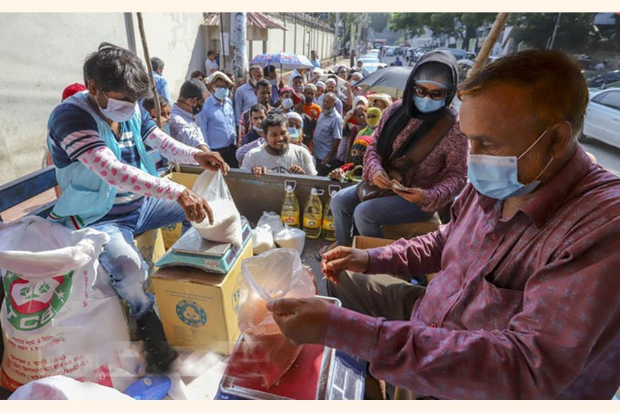 People buy necessities at subsidised prices from a TCB truck on Dhaka's Topkhana Road area on Wednesday, Nov 3, 2021. —bdnews24.com Photo