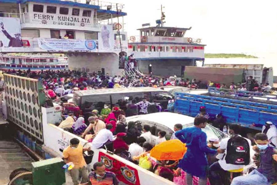 A crowded ferry departing Shimuila Shimulia Ferry Ghat in Mawa in 2021 —UNB Photo