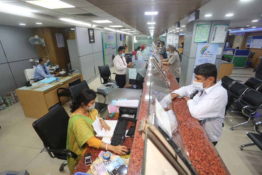 An inside view of a bank in Dhaka. Banks are facing dollar crisis that force them to restrict opening the letter of credits for imports. —FE Photo